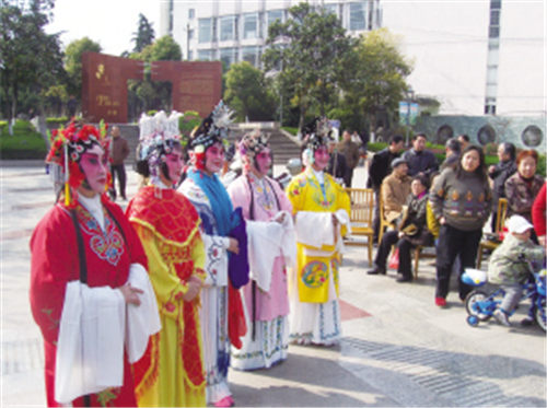 芮和京剧票号被邀请演出，从不收取任何费用。
