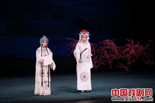 余奎志、杨赤、李胜素和阎正在香港领衔表演传统剧目《野猪林》。
