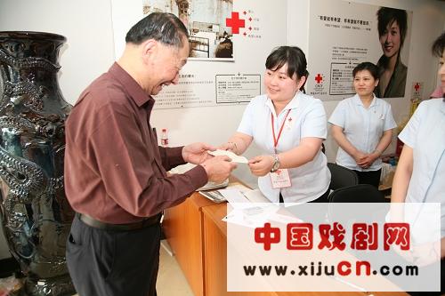 京剧艺术家梅宝九通过中国红色基金会捐赠了5000元
