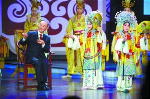 梅葆玖颁奖现场指导小弟子。 本报记者 李继辉摄