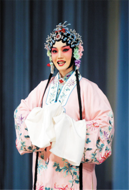 春晚后台高长志与《戏迷一家亲》演员合影。