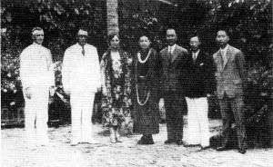 张彭春（右三）、梅兰芳（右四）率团访美时与檀香山总督等人的合影