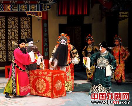 国家京剧剧院的三个剧团表演了传统的经典剧目《江香河的和谐》

