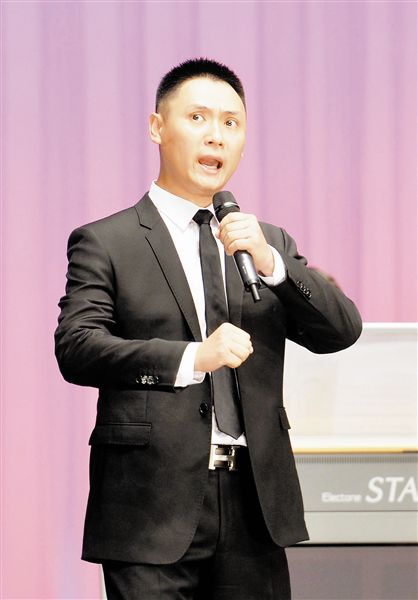 梅花奖获得者凌珂演唱《智取威虎山》选段。