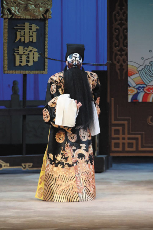 他们很年轻，但是他们擅长战斗。虽然他们年纪小，但他们很稳重。
