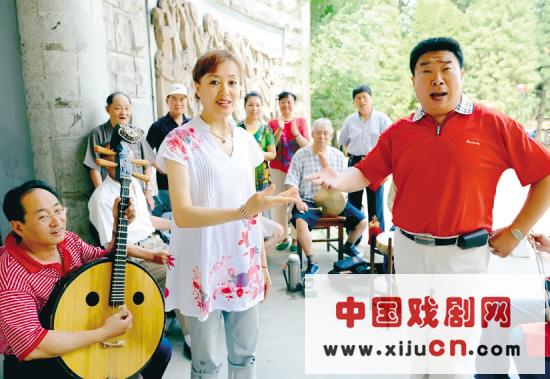沈阳京剧爱好者在中山公园演唱了《沿途灿烂的奥运火炬》和《我是中国人》等歌曲。
