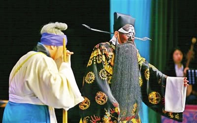 天津青年京剧团临沂演出军旅剧《蜈蚣岭》和《迎接龙袍女王》
