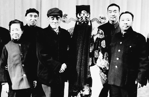 裘世戎（左三）与他的学生方荣翔（左四）