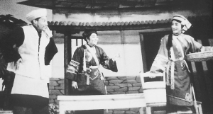 京剧《阿黑与阿诗玛》剧照，钰盛玺饰阿诗玛之父（左），张曼夫饰母亲（中），金素秋饰阿诗玛（右）