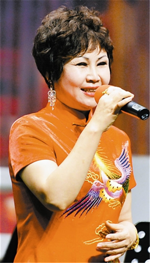 刘凤华演唱《包公三勘蝴蝶梦》选段。