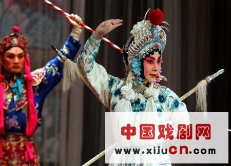 天津青年京剧团演员在哥斯达黎加圣何塞表演京剧《金山寺》
