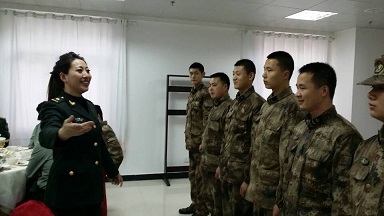 图片：战友京剧团优秀青年演员王晶到基层部队为兵演出