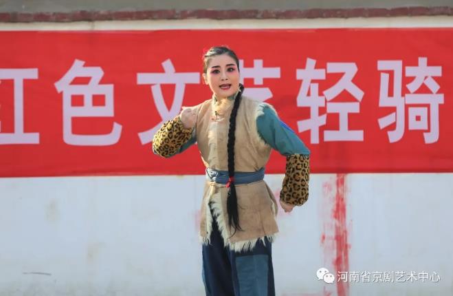 河南京剧艺术中心的“红色文学轻骑兵”来到淮阳和尉氏演出。
