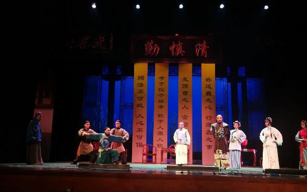 大型原创京剧《手镜》在淄博首映
