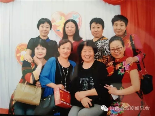 张淑萍与师父王万梅老师、众师姐妹在一起