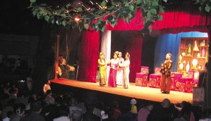 天津静海县平剧团登台演出
