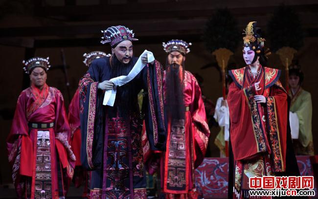 京剧《屈原》经过三次大的修改后将在天津演出。
