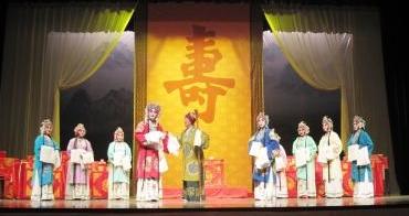 菊银朴俱乐部的花家朴朋友表演了京剧《门阳女将军》
