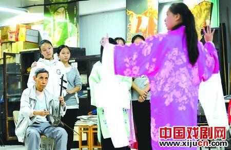 这位83岁的老师已经教戏剧53年了
