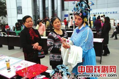 61岁的老京剧爱好者陈舒鸣热爱京剧、服装和表演。
