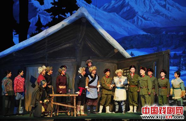 中国国家京剧剧院首次在新疆人民大会堂上演了现代京剧《智取虎山》。

