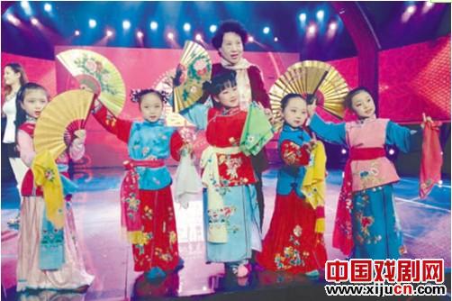 宝喜如小姐的弟子傅华在全国春节联欢晚会上受到好评。
