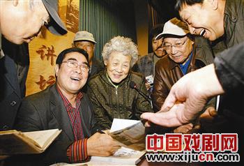 何培森举办戏剧与曲艺公益讲座
