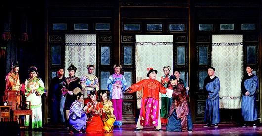 新京剧《三寸金莲》吸引了成千上万的大学生来欣赏传统戏剧的魅力。
