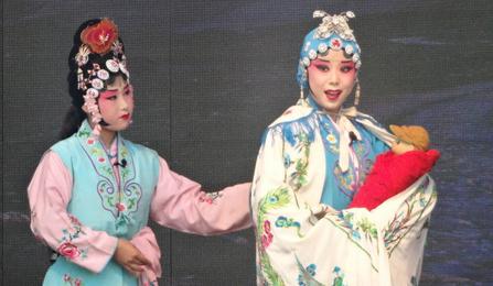 金歌剧在大阳泉庙会上表演《迷失的孩子开始疯狂》
