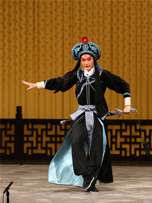 王力军和张伊彦在京剧《林冲的夜奔》中扮演林冲。
