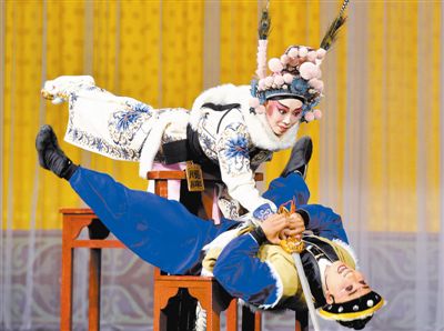 刘泳渤（上）、时增帅在《挡马》一折中分别扮演杨八姐和焦光普