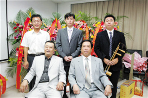 天津京剧院著名小提琴家唐正刚、天津青年京剧团著名鼓手崔宏接待了孙裴毅、孙浩、王永强为弟子。
