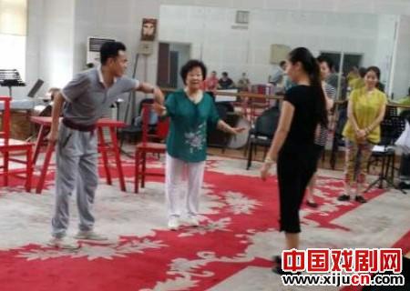 天津平剧剧院应邀为两场精彩的演出热身，然后去香港向村民们演出。
