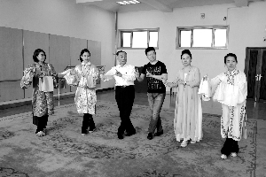 美派培训班的学员将在长安大剧院连续举行五次表演报告，向梅宝九大师致敬。
