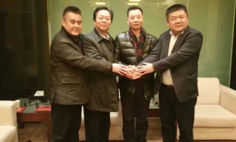 陕西省京剧院院长李伟（右一）、福建京剧院院长金于贤（右二）、天津市京剧院长张正秋（左一）、陕西省演艺集团张民总经理（左二）四人签署合作协议