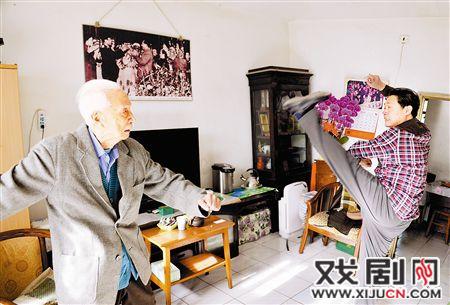 董玉杰与96岁高龄的王金璐同时练功