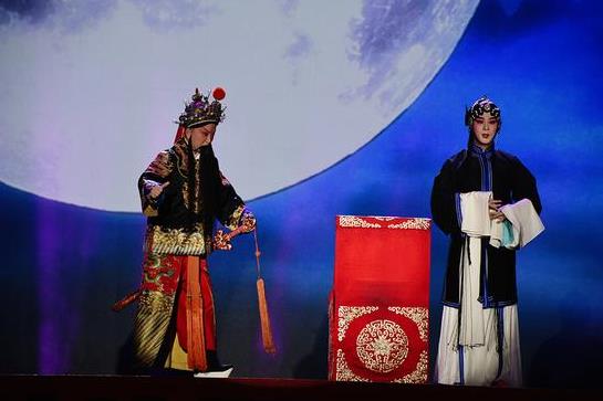 宇易和王佩瑜齐聚天津春晚上演“京剧与时尚”
