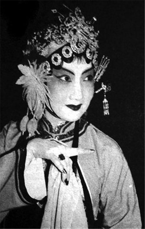 著名京剧表演艺术家李伟华在上海因病去世，享年82岁。
