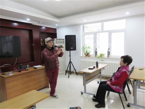 黄婉华在教学