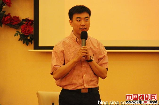 京剧演员李阳鸣会见朋友
