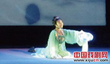 这个小剧院是一部超越时空的京剧。
