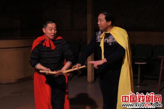 12月10日，山西太原非物质文化遗产传承人武忠，在家中展示三代戏曲照片。张怡摄