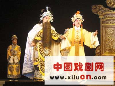 “袁崇焕”率先表演京剧经典，这是奥运会的一项重大文化活动。
