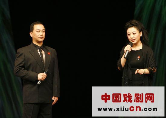 宋小川和蒋依杉表演了京剧《凤还巢》
