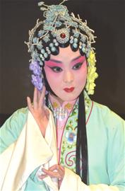 “青岛京剧人才”现象引起了业界的关注。
