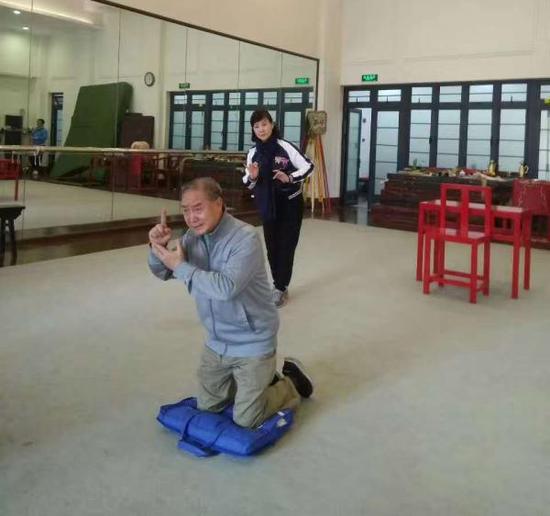 陈少云折断了三根肋骨，但仍坚持跪着排练
