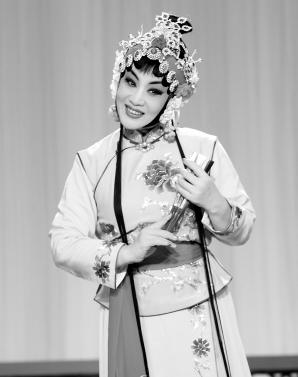 石家庄京剧团“梅花奖”获得者赵玉华领衔的“桃花村”将参加第七届中国京剧艺术节。

