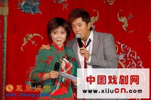 蔡明首届春节联欢晚会主持人毛宁在京剧中献上了一首歌和戴玉强客串演员

