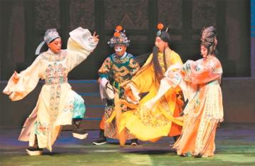 余奎芝和李胜素联袂主演了京剧《皇帝之花》
