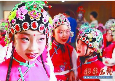 平安路二小学表演经典京剧选段，如《卖水》、《报灯名》和《郅都》
